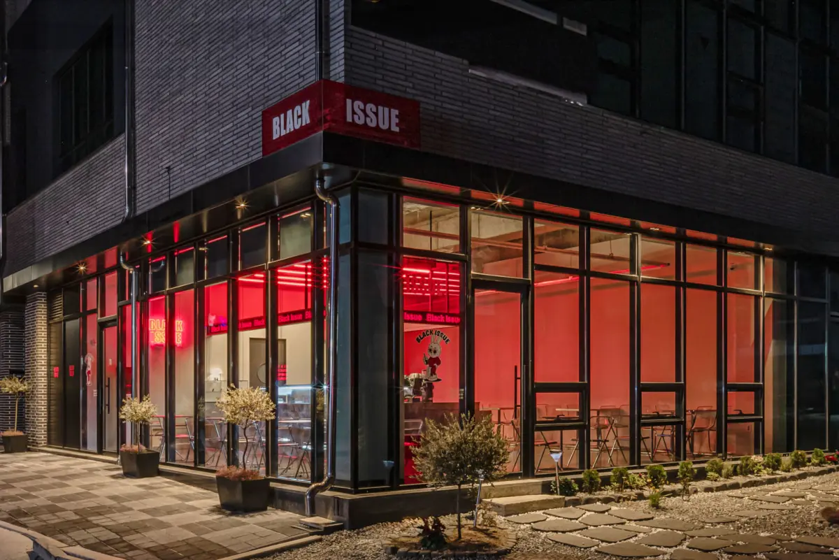 강렬한 레드 네온의 코너 카페 BLACK ISSUE